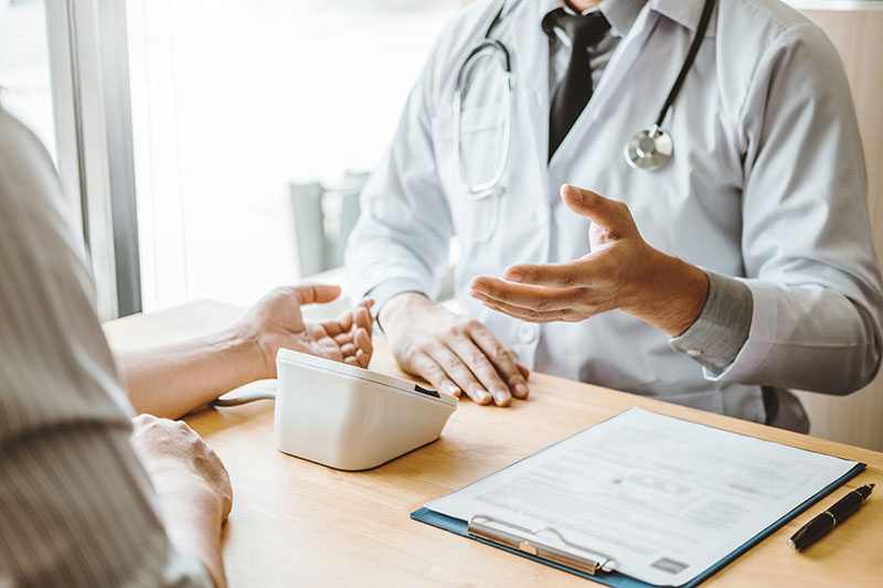 Lekár a pacient počas vyšetrenia