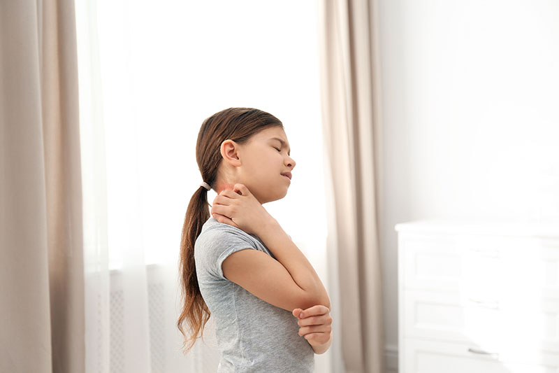 Dievčatko s príznakmi žihľavky sa škriabe